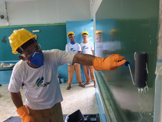 Presos trabalham na manutenção das salas de aula de escola estadual de Tremembé (Foto: João Mota/G1)