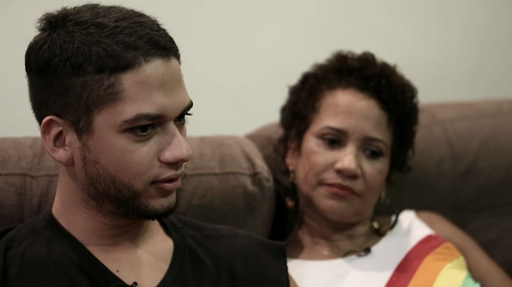 Primeira reação da aposentada Narcy Narciso ao saber que o filho Raphael Narciso era gay foi de espanto: 'Eu quis morrer, sinceramente' (Foto: Marcos Serra Lima/G1)