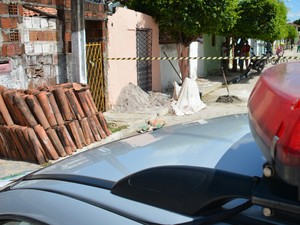 Vítima preparava o cimento para usar em obra quando foi baleado na Paraíba (Foto: Walter Paparazzo/G1)