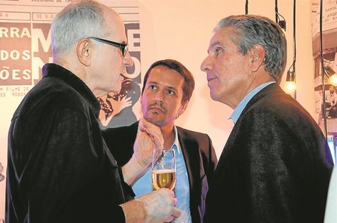 Carlos Gregório (esquerda), Rodrigo Marques (centro), da Net, e o diretor Dan Attias (Foto: Divulgação)