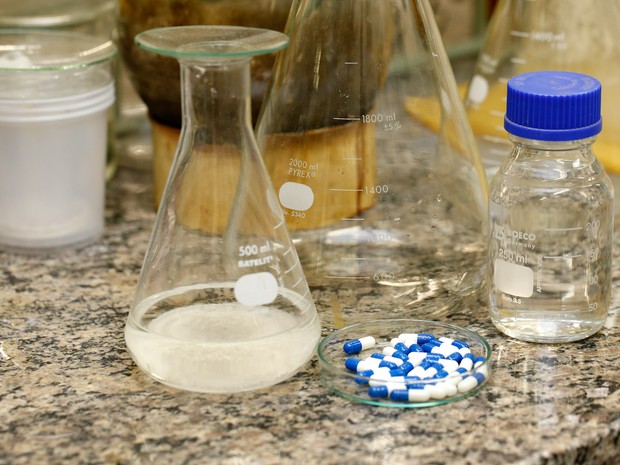 Cápsulas de fosfoetanolamina produzidas desde os anos 90 no Instituto de Química de São Carlos (Foto: Cecília Bastos/USP Imagem)