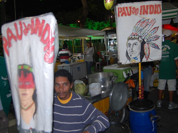  Mistura envelhecida de tipos de bebidas e ervas com melaço de cana conhecida como 'Pau do Índio' é uma das mais vendidas no Parque do Povo (Foto: Taiguara Rangel/G1)