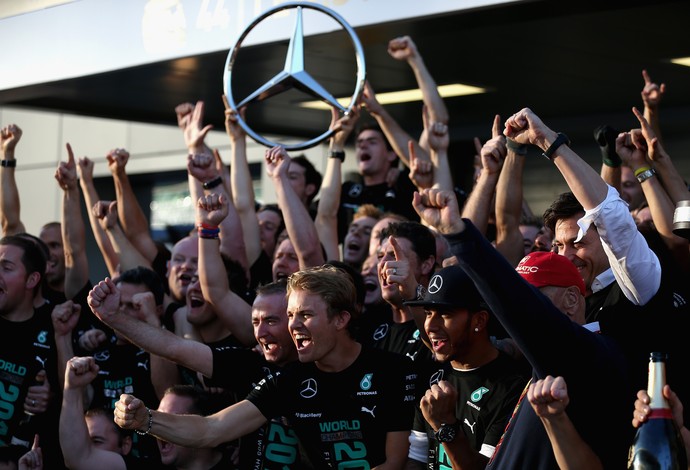Nico Rosberg, Lewis Hamilton e equipe Mercedes comemoram título do Mundial de Construtores (Foto: Getty Images)