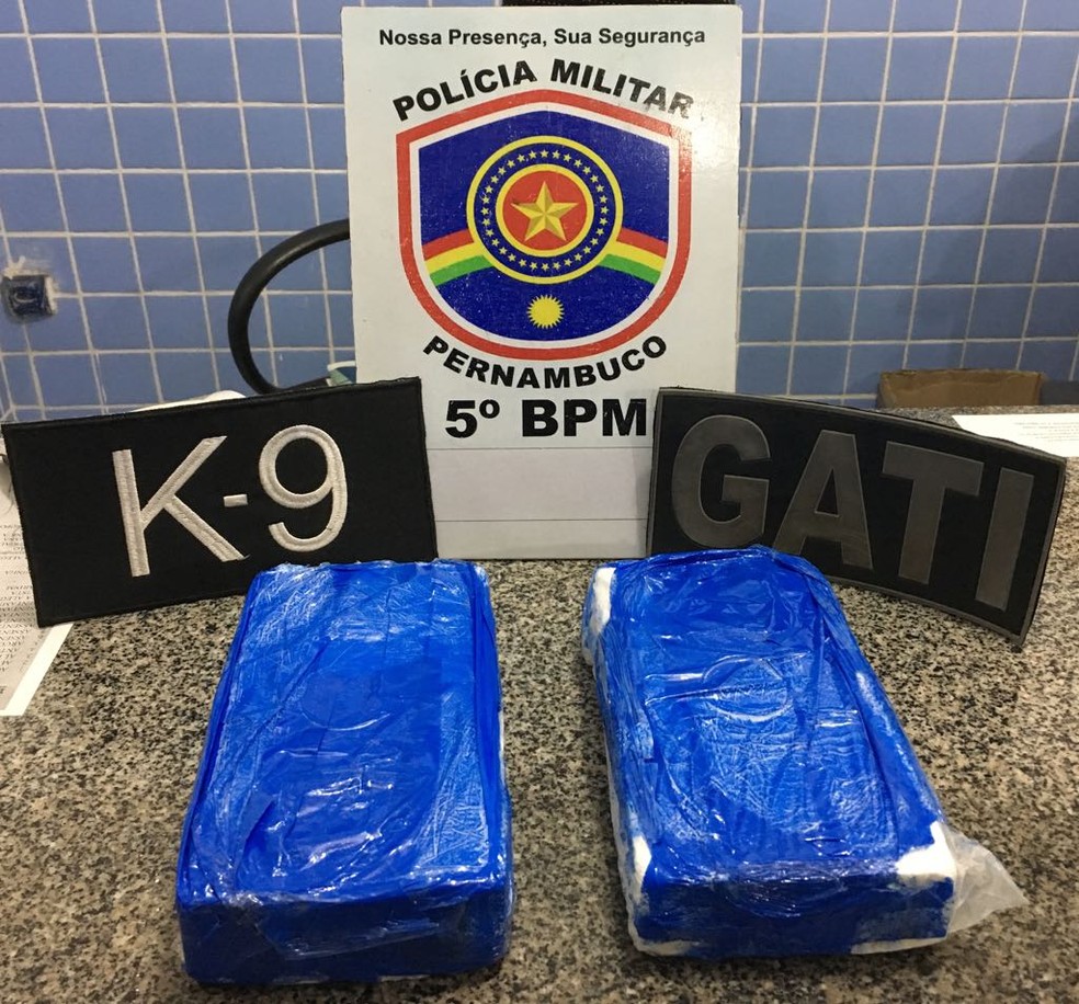 Jovem transportava 2kg de pasta base de cocaína  (Foto: Divulgação/ 5º BPM)