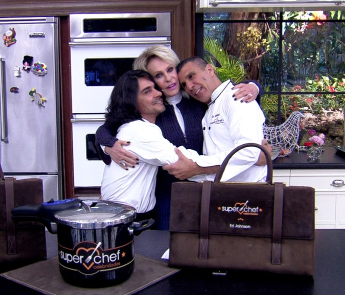 Eri Johnson e Andre Gonçalves abraçam Ana Maria após resultado da Panela de Pressão (Foto: TV Globo)