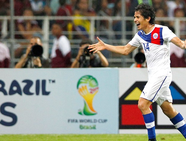 Matias Fernandez comemora gol do Chila contra a Venezuela (Foto: EFE)