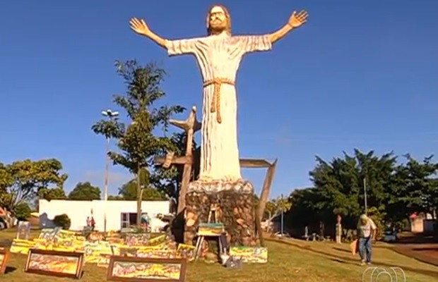 Bené tem esculturas gigantescas espalhadas pela cidade de Trindade (Foto: Reprodução/TV Anhanguera)