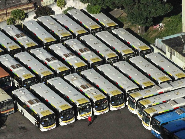 ´Ônibus parados na garagem da Transporte São Silvestre, no Rio de Janeiro (RJ), na manhã desta terça-feira (13), durante nova greve de motoristas e cobradores (Foto: José Lucena/Futura Press/Estadão Conteúdo) ´Ônibus parados na garagem da Transporte São Silvestre, no Rio de Janeiro (RJ), na manhã desta terça-feira (13), durante nova greve de motoristas e cobradores (Foto: José Lucena/Futura Press/Estadão Conteúdo)
