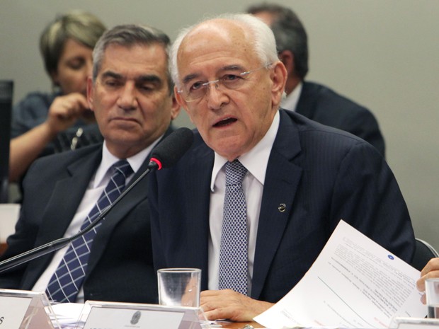 O ministro Manoel Dias fala em audiência na Câmara; ao lado, o ministro Gilberto Carvalho (Foto: Antonio Araújo / Câmara dos Deputados)