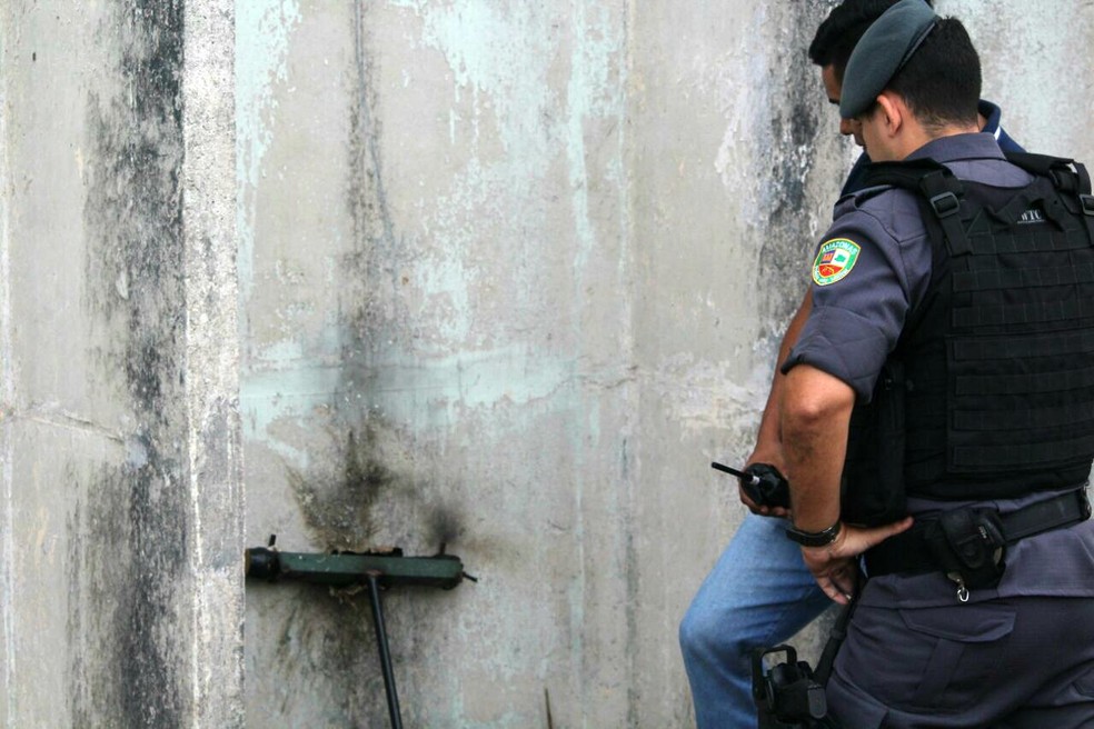 Polícia suspeita que objeto tenha sido fixado durante tiroteio na madrugada de domingo (7) (Foto: Divulgação/Polícia Militar)