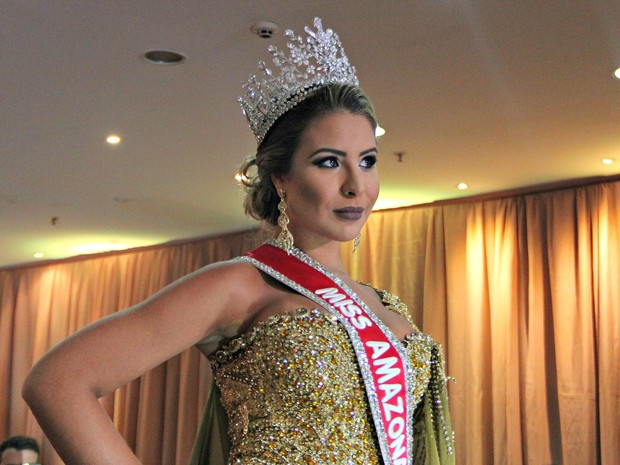 Miss Amazonas 2015 desfila antes de passar coroa (Foto: Gabriel Machado/G1 AM)