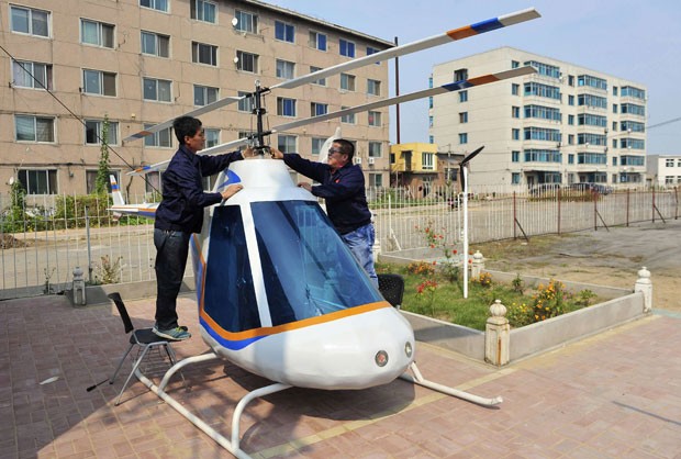 Tian Shengying, de 55 anos, construiu sozinho um helicóptero em Shenyang. (Foto: Sheng Li/Reuters)