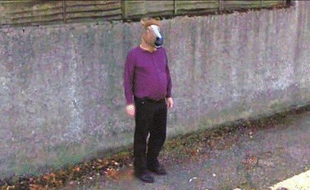 Escocês foi fotografado com a máscara pelo carro do Google (Foto: Reprodução)