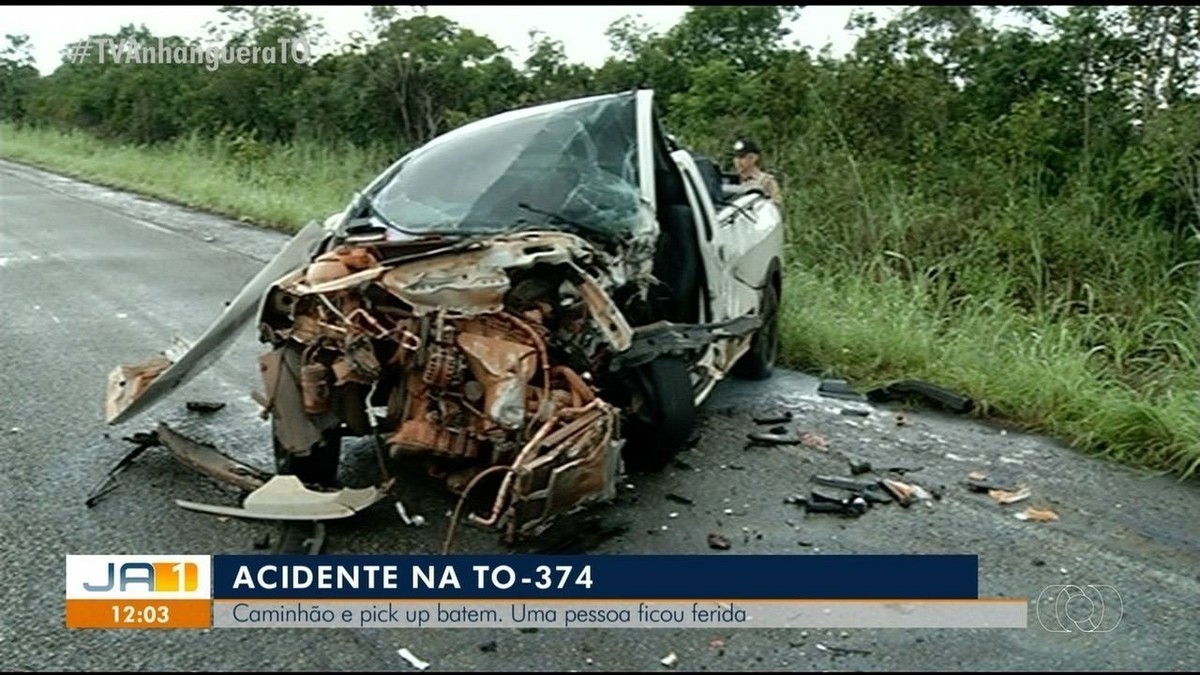 Homem fica ferido e cachorro morre após picape bater na lateral de