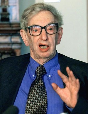 Eric Hobsbawm durante uma feira do livro em Leipzig, em 1999 (Foto: Eckehard Schulz/AP)