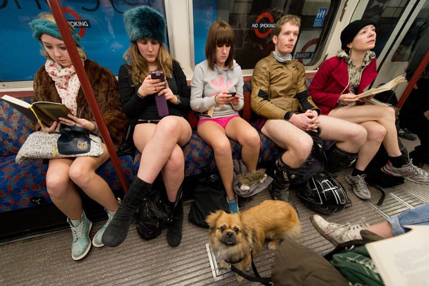 Grupo anda apenas com a roupa de baixo no metrô de Londres (Foto: Leon Neal/AFP)