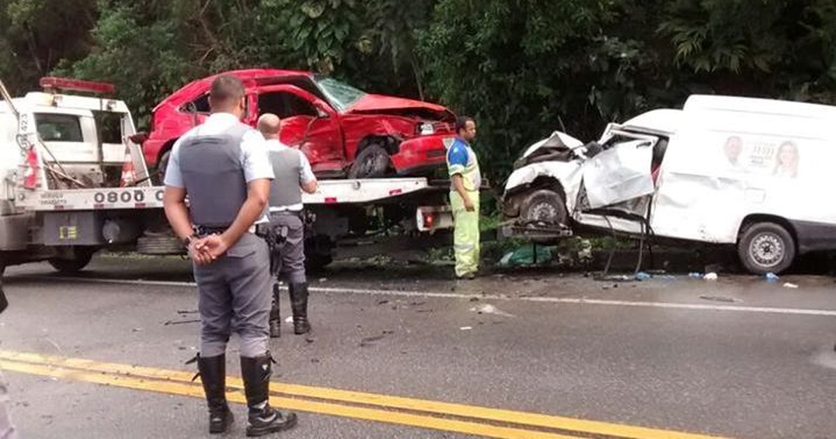 G1 Carro Derrapa Na Pista Bate E Deixa Feridos Na Rodovia Rio Santos