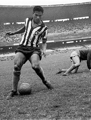garrincha em jogo do botafogo (Foto: Agência Globo) garrincha em jogo do botafogo (Foto: Agência Globo)