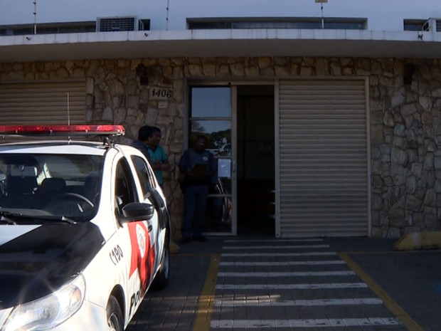 Policiais na frente da delegacia de Paulínia (Foto: Reprodução EPTV) Policiais na frente da delegacia de Paulínia (Foto: Reprodução EPTV)