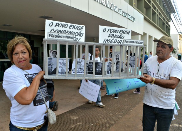 professora protestando dia do basta (Foto: Veriana Ribeiro/G1)