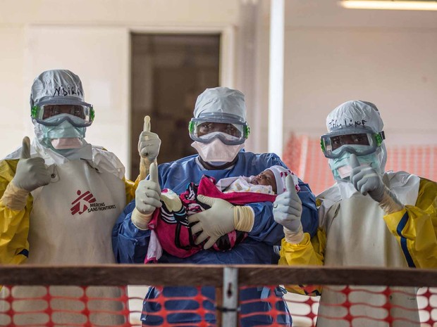 Nubia quando era recém-nascida; era preciso usar vestimentas especiais para cuidar dela  (Foto: Tommy Trenchard/MSF)