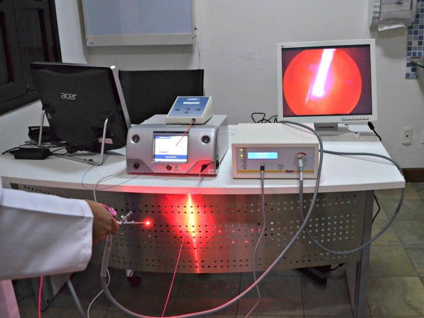 Equipamento utiliza dois raios laser, um azul e outro vermelho, para identificar células cancerígenas e matá-las (Foto: Aline Nascimento/G1)
