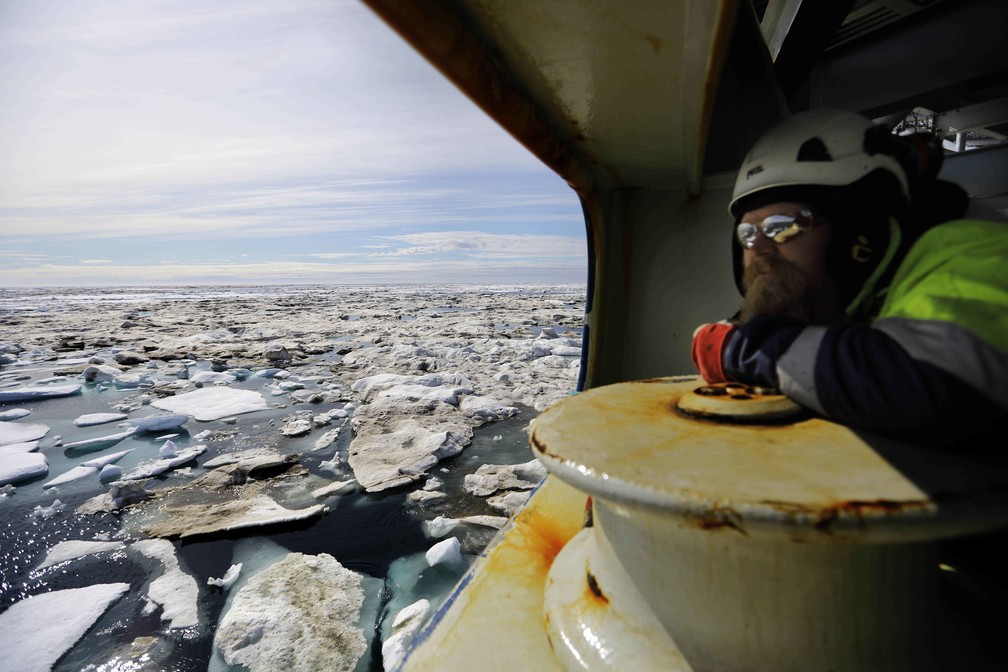 Pesquisador Jussi Mikkotervo analisa os efeitos das mudanças do clima no Mar de Beaufort, na costa do Alasca (Foto: David Goldman/AP Photo)