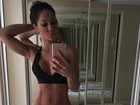 Mayra Cardi mostra boa forma e barriga sarada