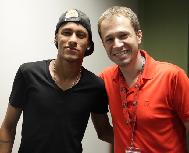 Neymar recebe a visita do amigo Tiago Leifert antes da gravação (Foto: TV Globo/Programa do Jô)
