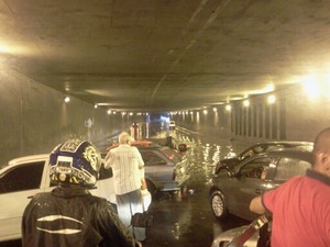Túnel da Conceição é interditado devido ao alagamento (Foto: Vanessa Felippe/RBSTV)
