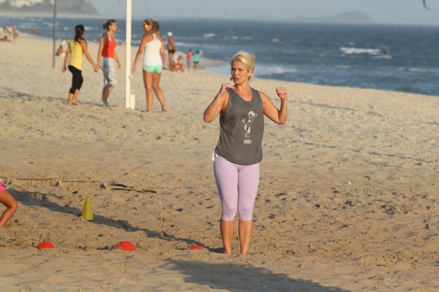 Samara Felippo treina na praia da Barra da Tijuca, RJ (Foto: Dilson Silva / AgNews)