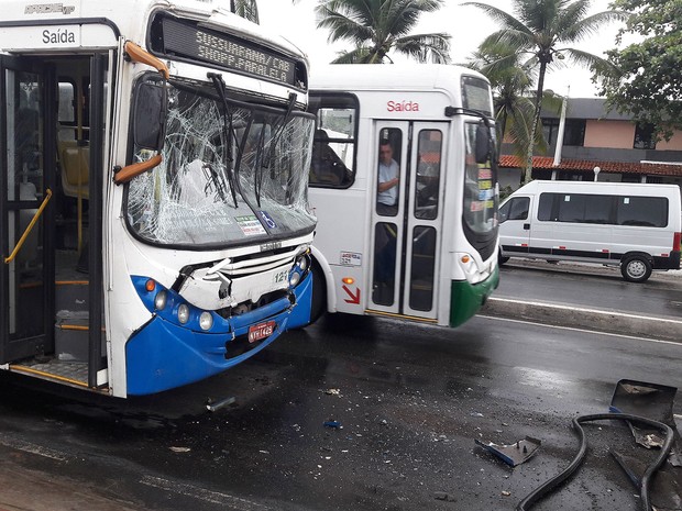 Batida envolveu dois ônibus no bairro de Piatã, em Salvador (Foto: Marcelo Góes/Arquivo Pessoal)