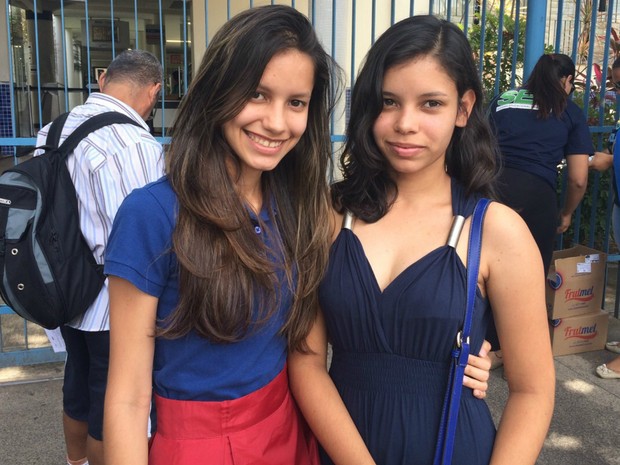 As irmãs Caroliny e Adália Castro, de 17 e 18 anos, são adventistas. Por conta da religião, terão que passar mais tempo no local de prova e esperam que a prova não seja tão cansativa e a sala agradável. A mais velha quer biologia e a outra medicina (Foto: Victoria Varejão/ G1)