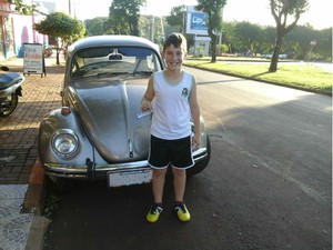 Thiago, de 10 anos, juntou dinheiro durante três anos para comprar seu primeiro carro, em Assis Chateubriand, no Paraná (Foto: Andréia Morales Berce)