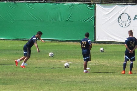Verdão faz último treino antes do Dérbi; Bernardo se destaca nas faltas