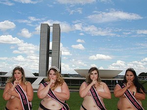 Misses plus size participam de manifestação contra o preconceito em frente ao Congresso Nacional (Foto: Paulin Almeida/Divulgação)