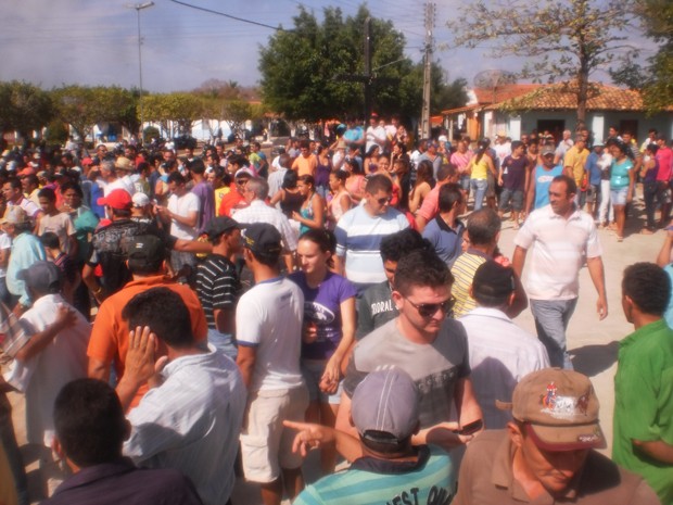 População da cidade de Caraúbas se concentra na Igreja Nossa Senhora das Graças, local onde os corpos foram velados. (Foto: Adrião Portela) População da cidade de Caraúbas se concentra na Igreja Nossa Senhora das Graças, local onde os corpos foram velados. (Foto: Adrião Portela)