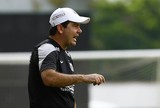 Enderson ensaia bolas paradas no último treino antes de estreia Enderson ensaia bolas paradas no último treino antes de estreia