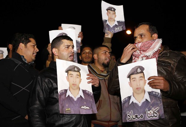 Integrantes de tribos jordanianas fazem protesto pela libertação do piloto jordaniano Maaz al-Kassasbeh, sequestrado pelo Estado Islâmico, em Amã (Foto: Raad Adayleh/AP)