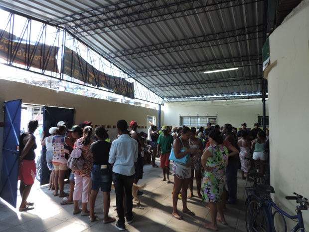 Defesa Civil faz cadastro de famílias em escola (Foto: Luna Markman/G1)