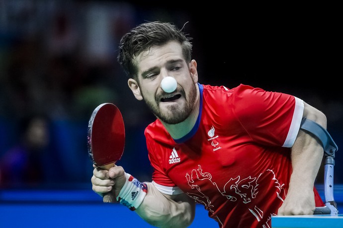 Descrição da imagem: David Wetherill disputa partida de tênis de mesa (Foto: ITTF) Descrição da imagem: David Wetherill disputa partida de tênis de mesa (Foto: ITTF)