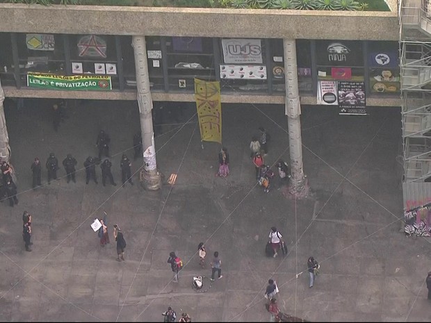 Polícia cerca prédio do Ministério da Cultura, no Centro (Foto: Reprodução / TV Globo) Polícia cerca prédio do Ministério da Cultura, no Centro (Foto: Reprodução / TV Globo)