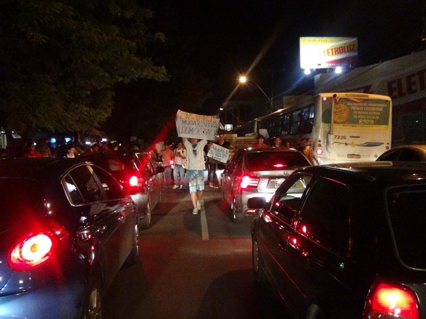 Manifestantes bloquearam Avenida Fernandes Lima (Foto: Waldson Costa/ G1)