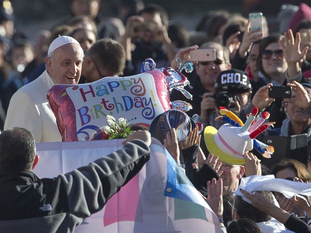 Papa Francisco recebe um balão com uma frase comemorativa ao seu aniversário (Foto: Alessandra Tarantino/AP)