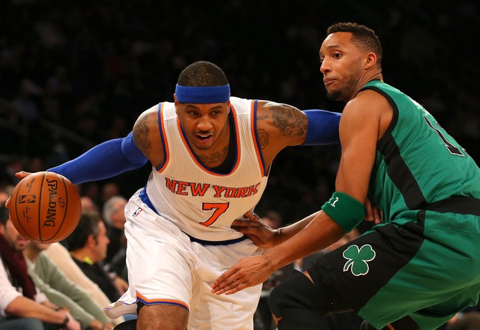 Carmelo Anthony tenta superar a marcação de Evan Turner no jogo New York Knicks x Boston Celtics, na NBA (Foto: Reuters)