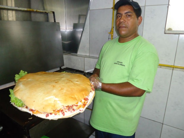 Carivaldo Martins Ramos criou o x-lombada, sanduíche de 5 kg, para atrair clientela (Foto: Thais Kaniak / G1 PR)
