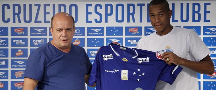 Valdir Barbosa, gerente de futebol, e Fabrício, novo lateral do Cruzeiro (Foto: Washington Alves / Light Press / Cruzeiro)