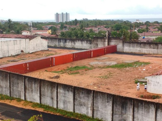 Em Alcaçuz, muro feito de contêineres tem a primeira fileira pronta; uma segunda ainda será erguida sobre a base  (Foto: Fred Carvalho/G1)
