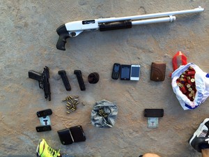 Armas apreendidas com assaltantes em Petrolina (Foto: Paulo Ricardo Sobral / TV Grande Rio)