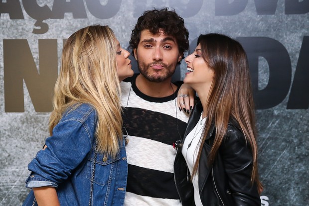 Brunho ganha beijinho no rosto de Gabi Lopes (Foto: Manuela Scarpa/Brazil News)